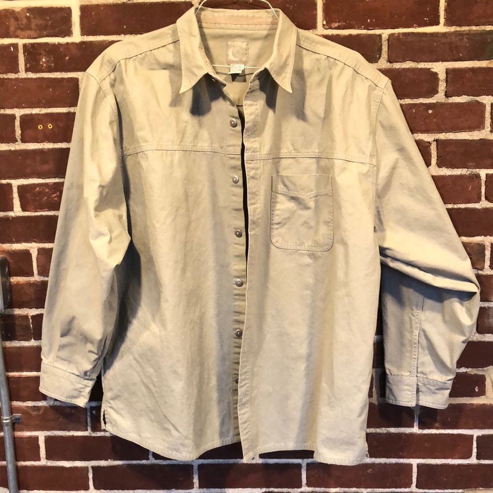 Men’s 100% cotton shirt. Nicely made, possibly 90’s vintage, no wear, clean.